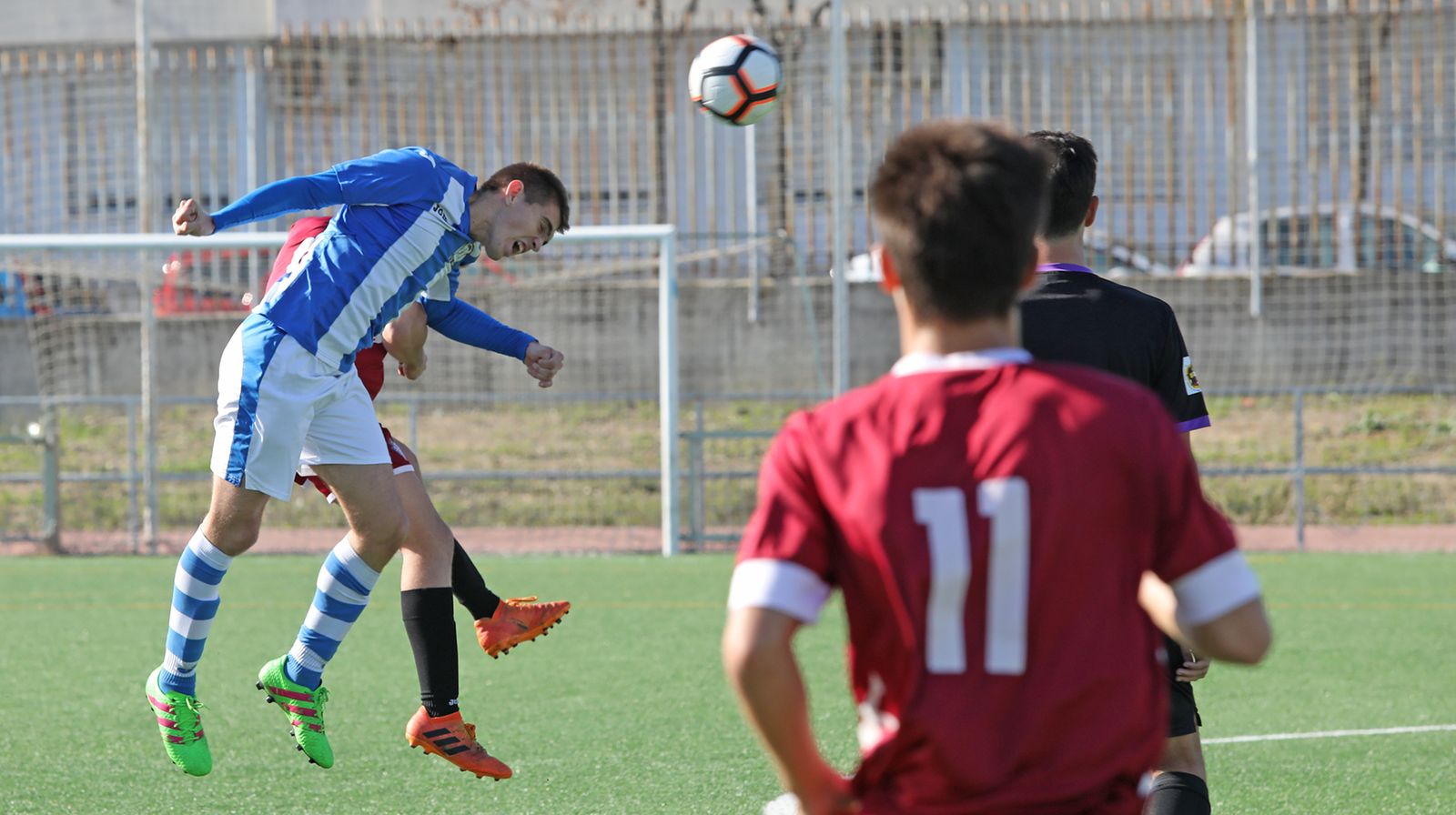Domingo despeja el balón ante un jugador isleño.