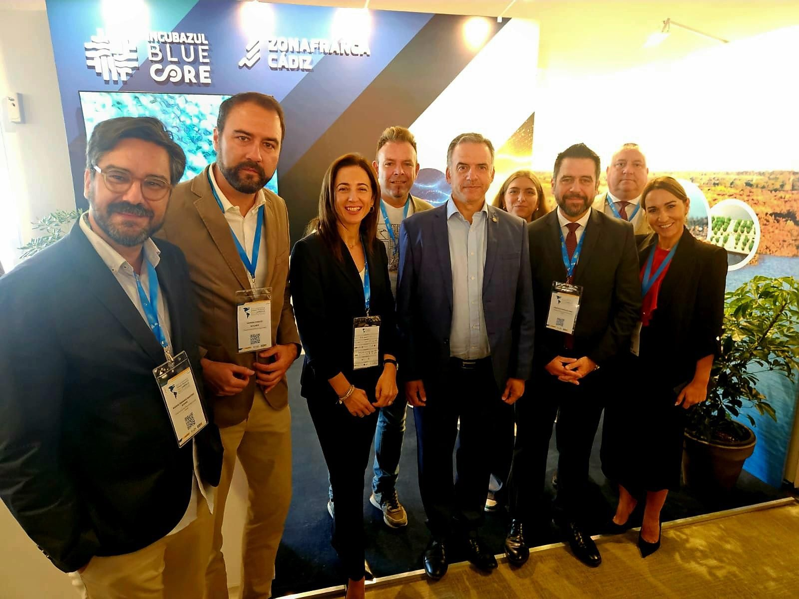 La delegación de la Zona Franca de Cádiz en Uruguay, con el presidente del país, Yamandú Orsi, en el centro.