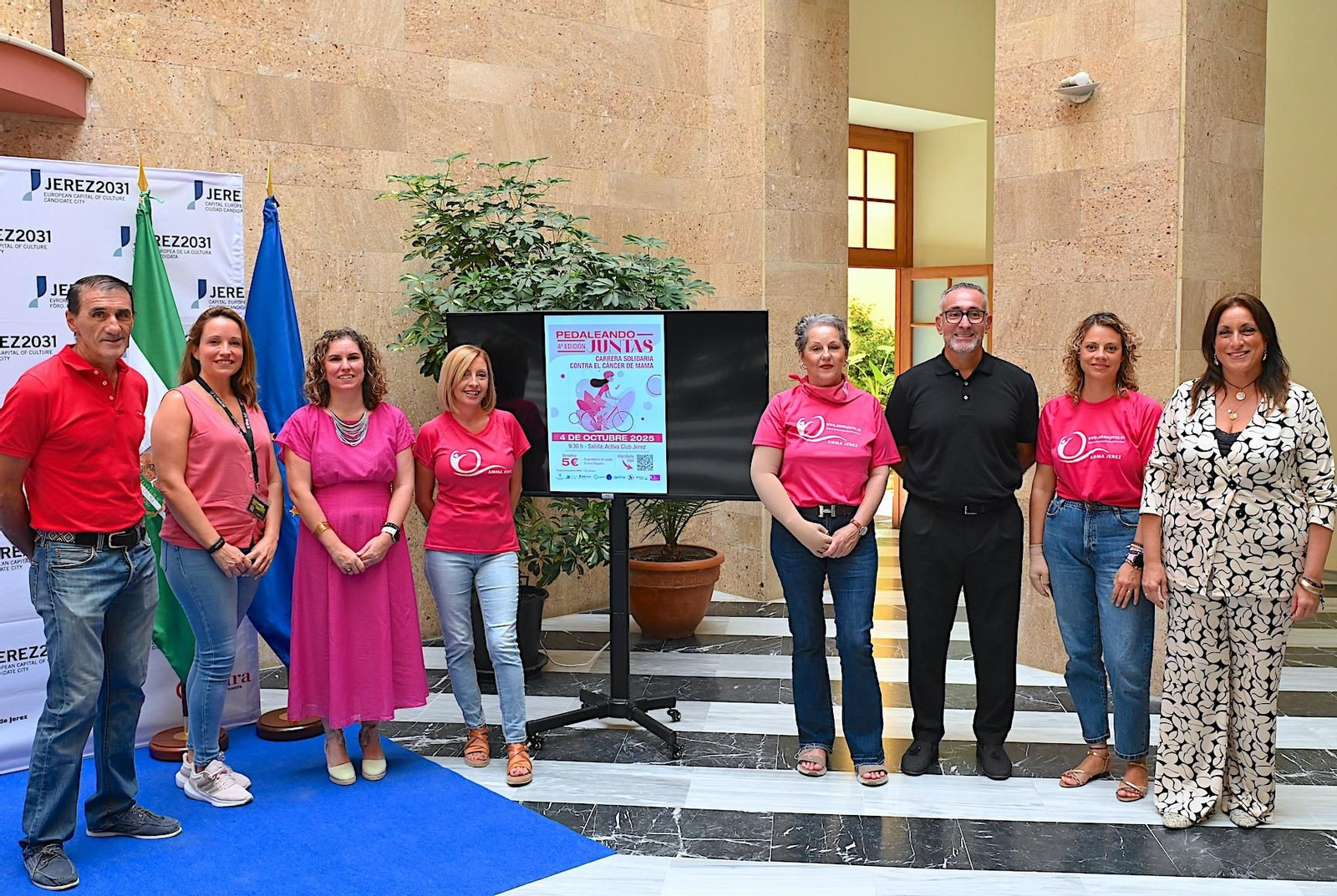 Miembros del Ayuntamiento, patrocinadores y representantes de la asociación posan tras la presentación.