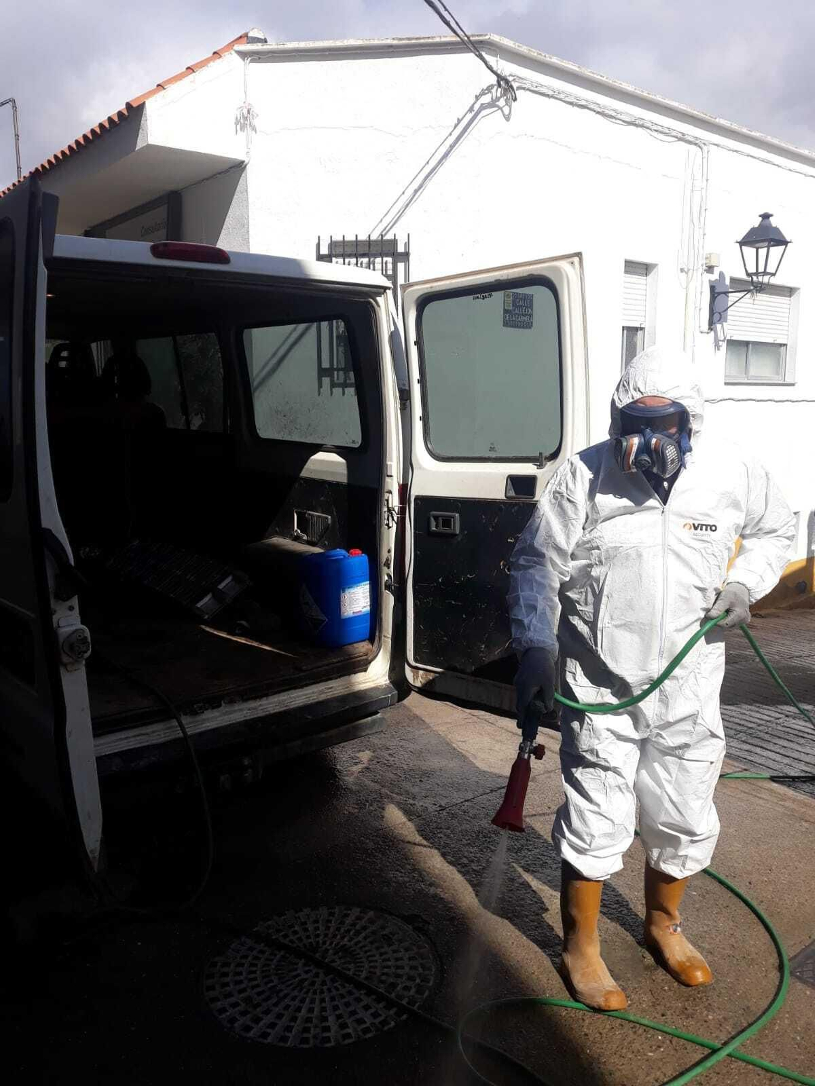 El alcalde de Rágol con su atuendo para desinfectar el pueblo