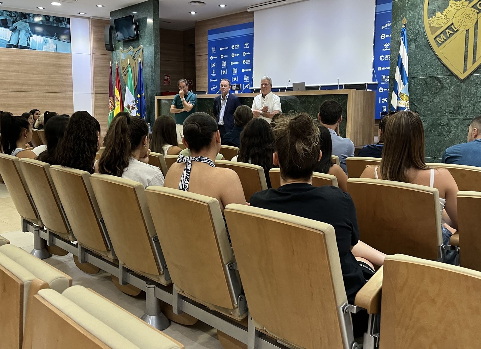 Una imagen del acto con Muñoz, Juarros y Hernández al frente