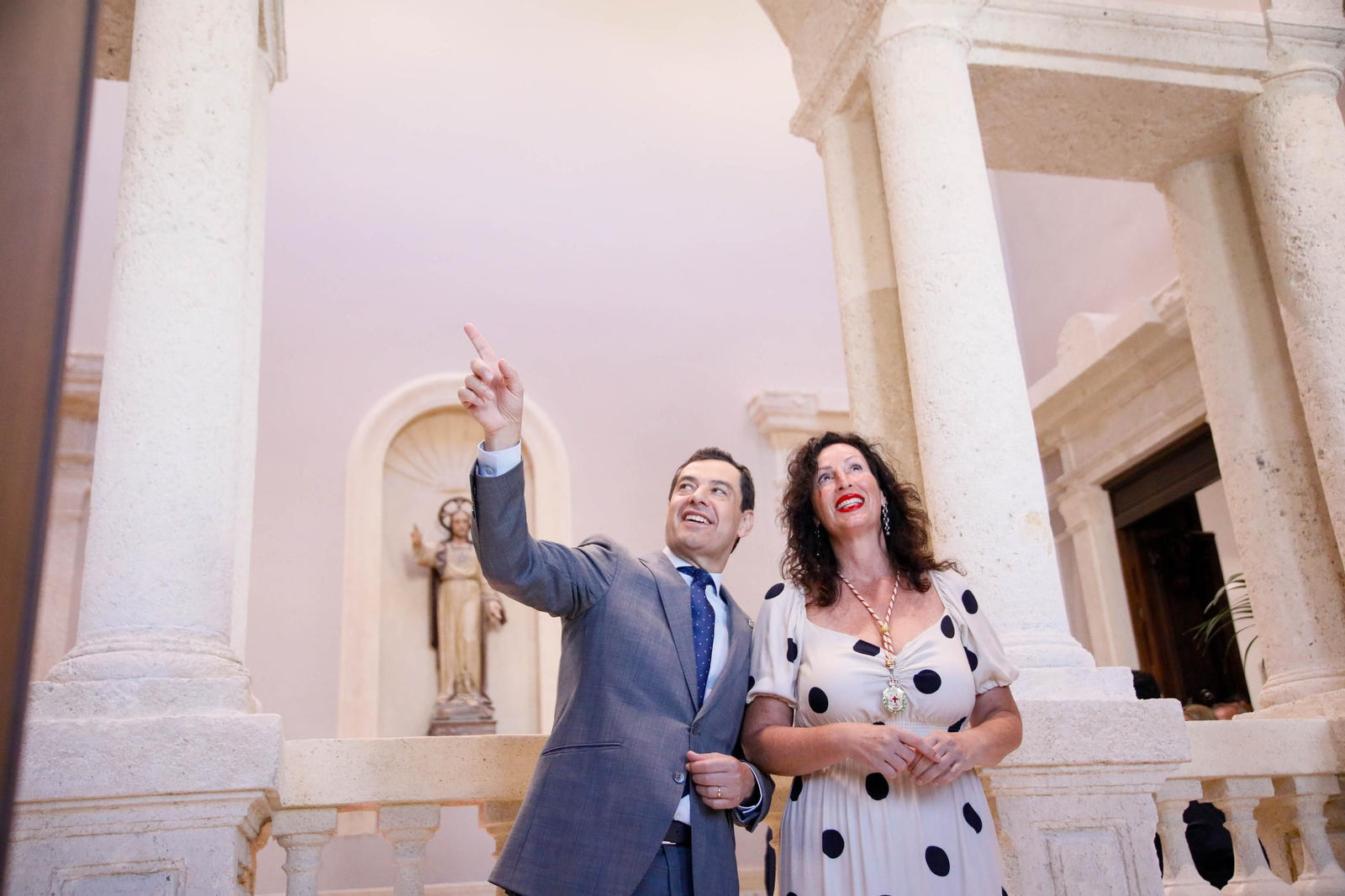 Juanma Moreno y María Vázquez delante del restaurado Sagrado Corazón