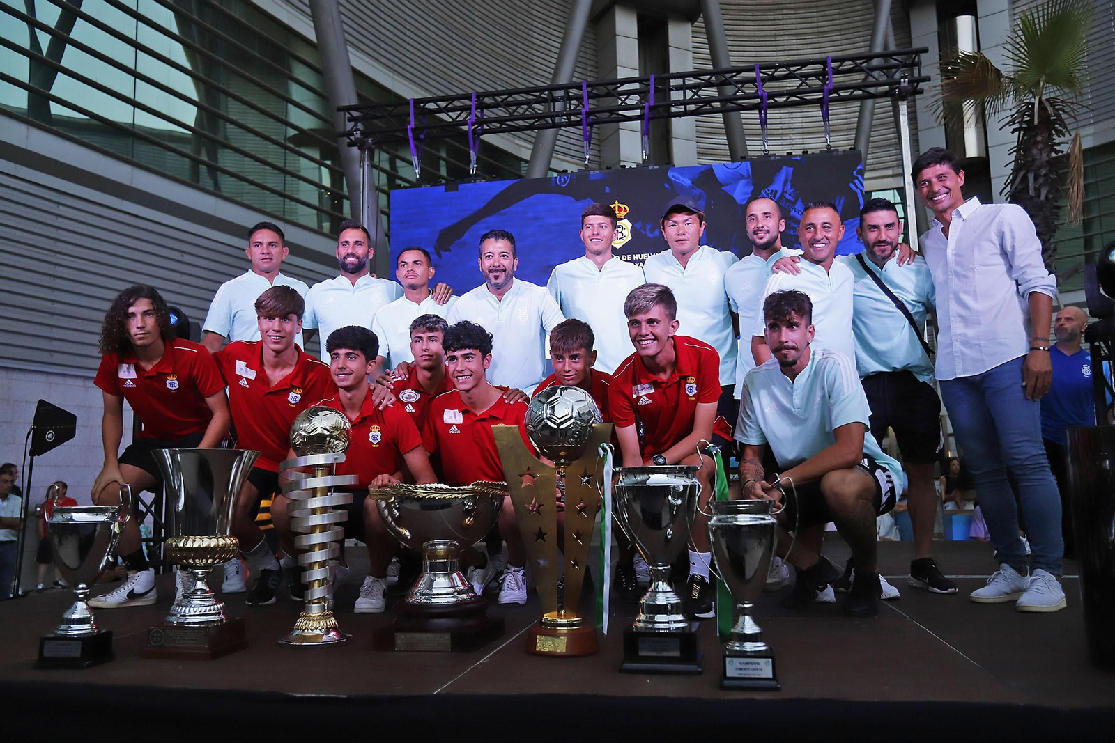 Imágenes de las nuevas equipaciones del Recreativo de Huelva para la temporada 2023/24