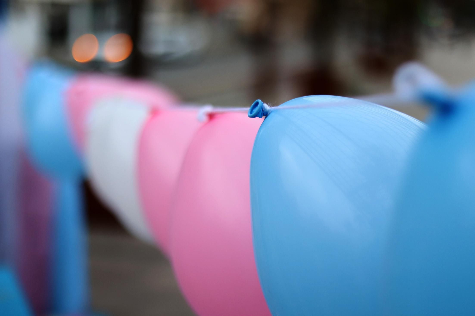 Globos con los colores de la bandera trans en Huelva.