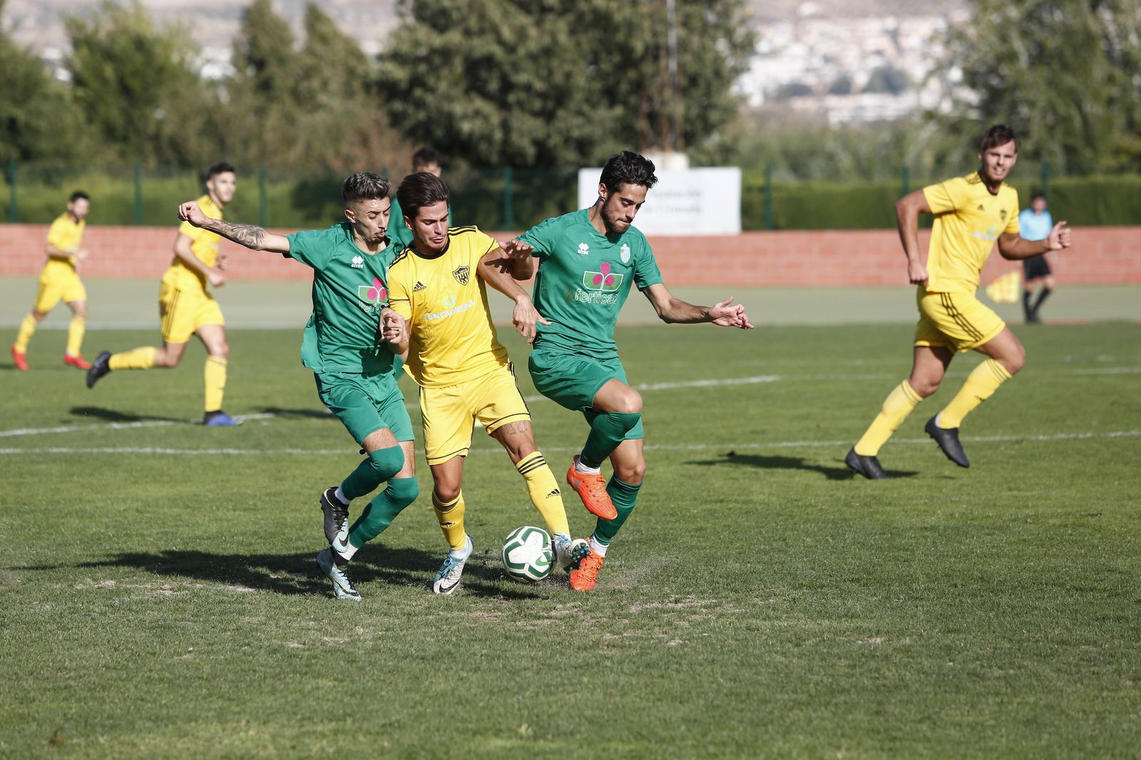 Cubillas y Atarde disputan un balón en un encuentro de la temporada pasada