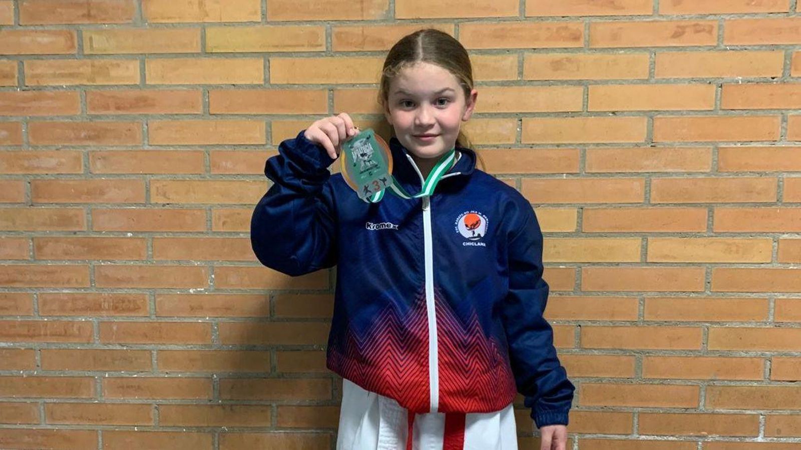 Marta Almellones Periñán muestra una de sus medallas.