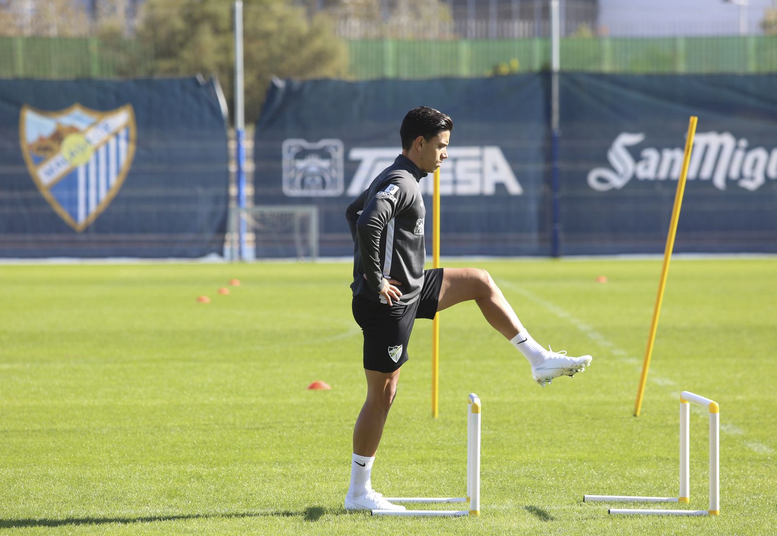 Adrián, Renato Santos y Lombán pisan césped