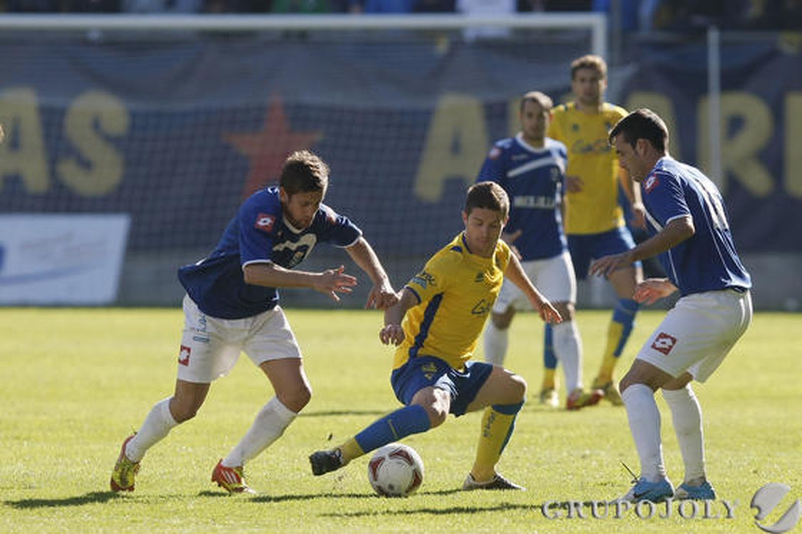Indiano, rodeado de contrarios. 

Foto: Julio Gonzalez