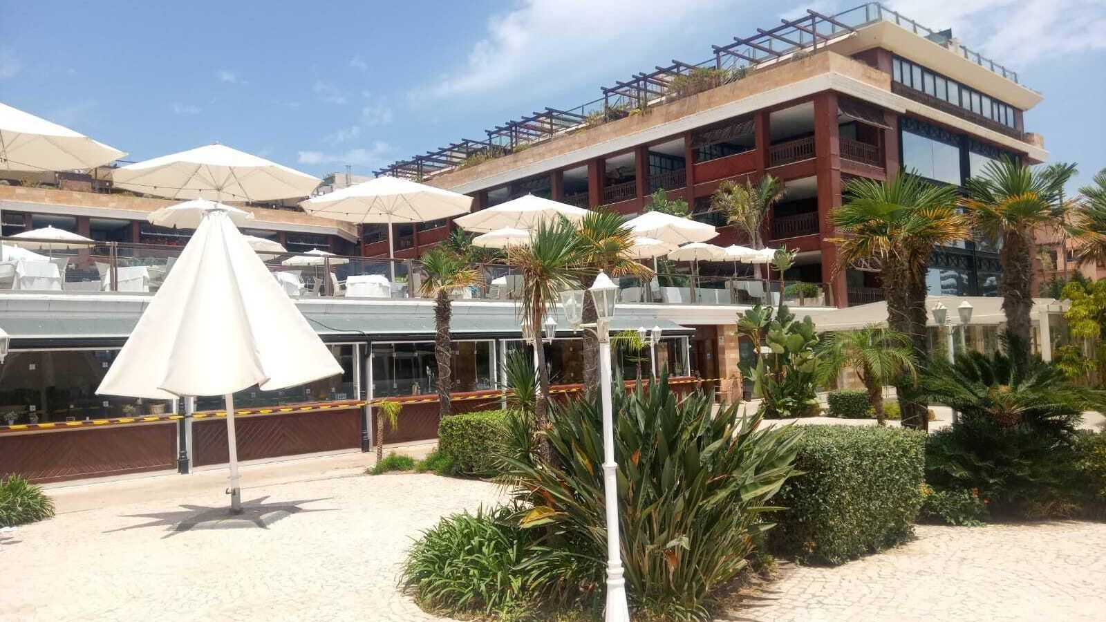 Las terrazas del hotel Guadalpín Banús precintadas tras la ejecución del lanzamiento. Las terrazas del hotel Guadalpín Banús precintadas tras la ejecución del lanzamiento.