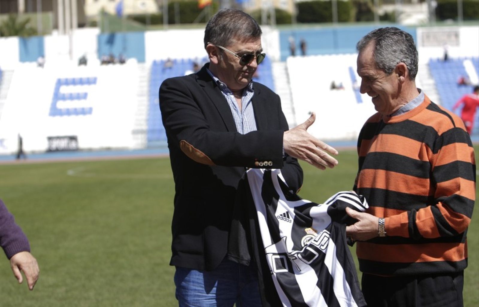 Carlos Sequera recibe la camiseta de la Balona de manos del sanroqueño Cristóbal Sánchez, expresidente de la UD Melilla, en 2014