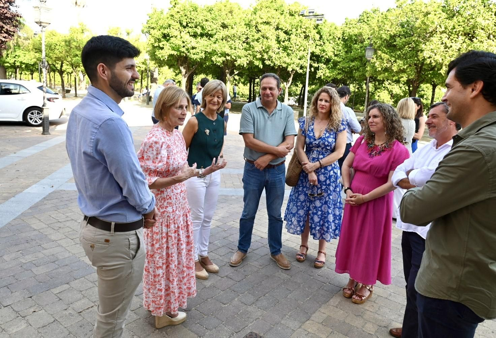 La alcaldesa, dialogando con algunos de los miembros, momentos antes del inicio. La alcaldesa, dialogando con algunos de los miembros, momentos antes del inicio.