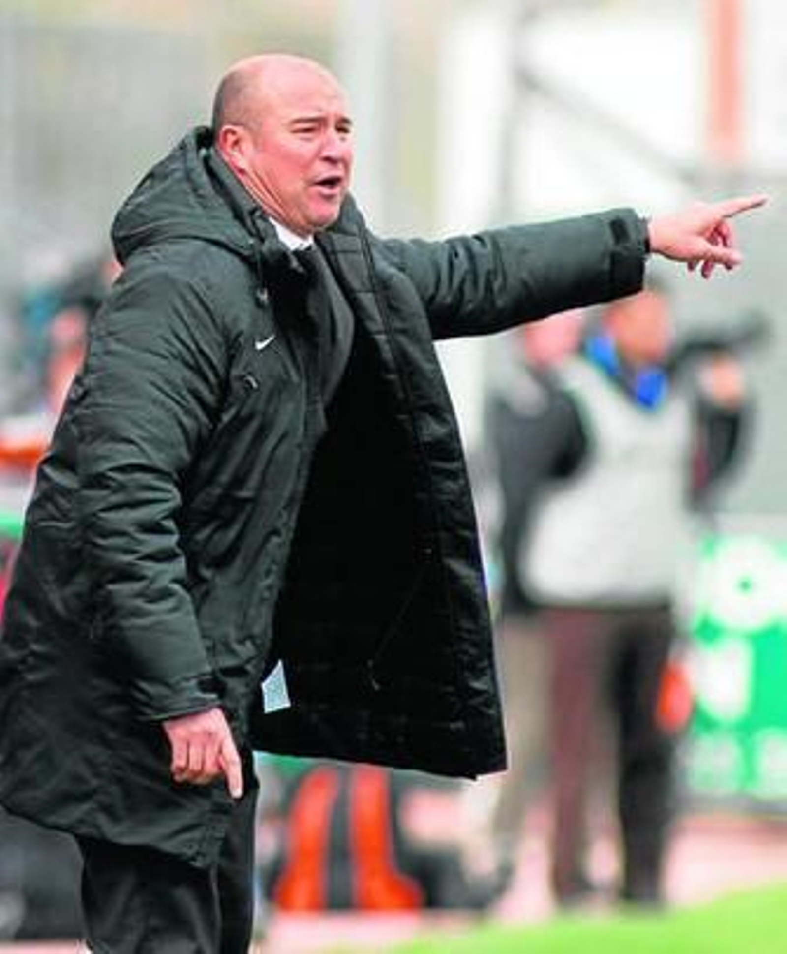 Rafa Berges da instrucciones desde el área técnica del Pedro Escartín de Guadalajara.