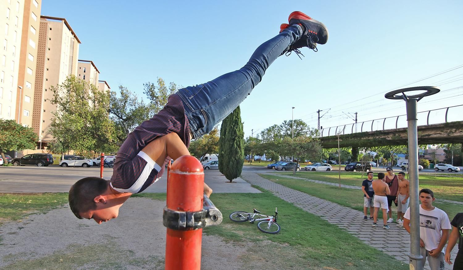 Jóvenes practicando Calistenia  en Jerez