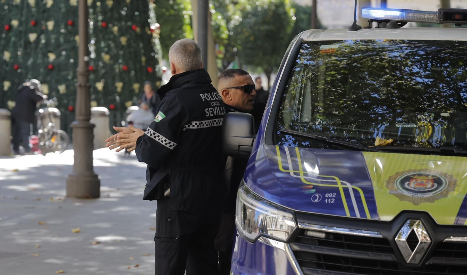 Policías locales de Sevilla, este jueves en el centro de la ciudad.