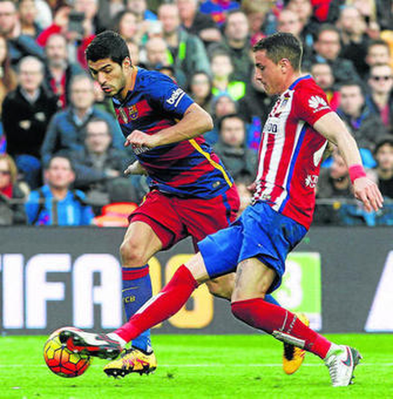 El azulgrana Luis Suárez intenta marcharse del colchonero Giménez.