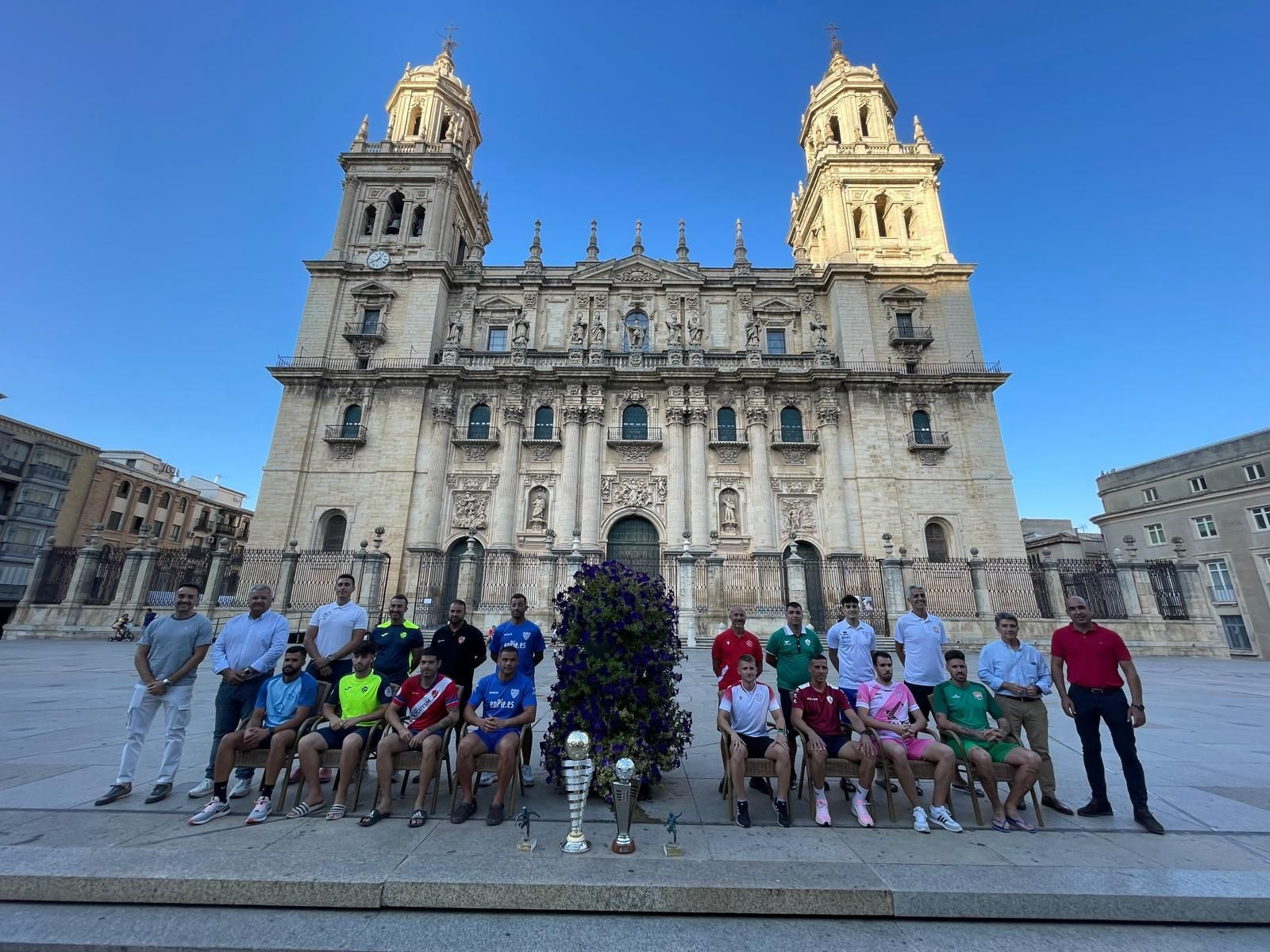 Foto oficial de la competición con la Catedral de Jaén de fondo.