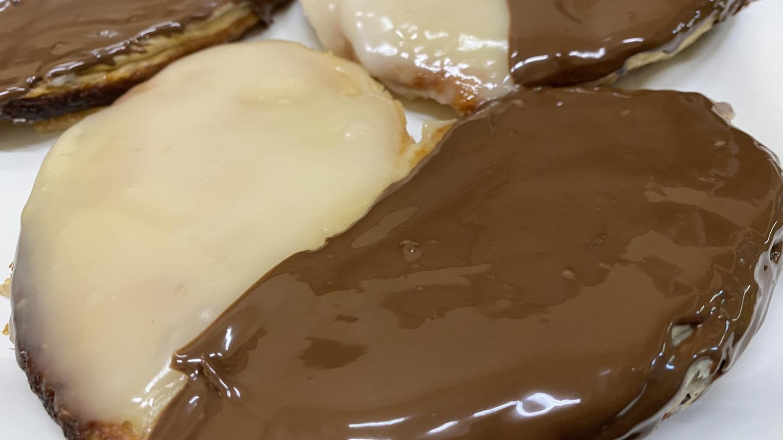 Palmeras de crema y chocolate. Confitería Bózquez en Aracena