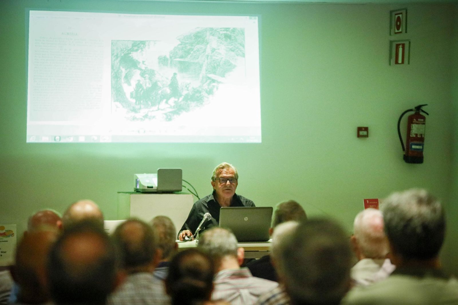 Las imágenes de la conferencia dentro de la "Semana Cultural Puerta Europa" de Ginés Valera en Almería