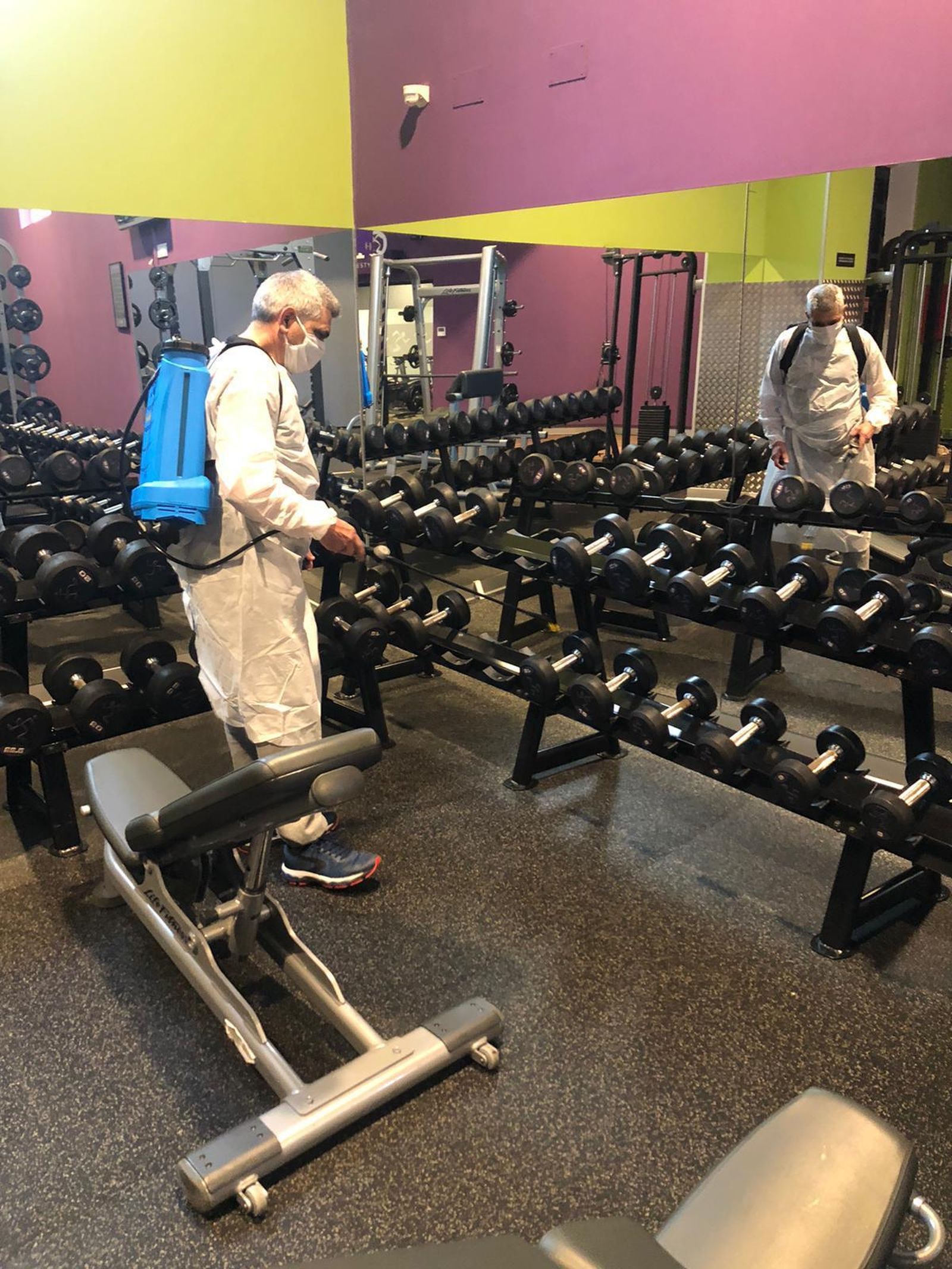 Un operario desinfecta el Anytime Fitness de Cádiz este miércoles.