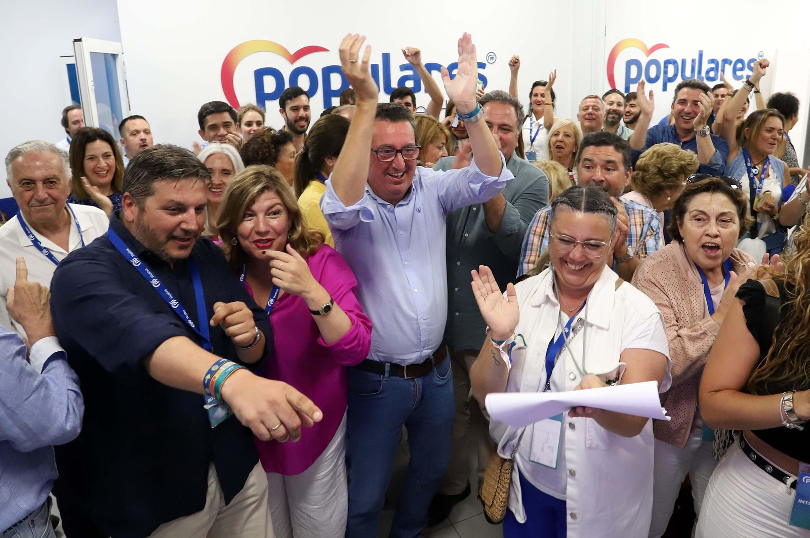 Imágenes de cómo se ha vivido las elecciones en los diferentes partidos de Huelva