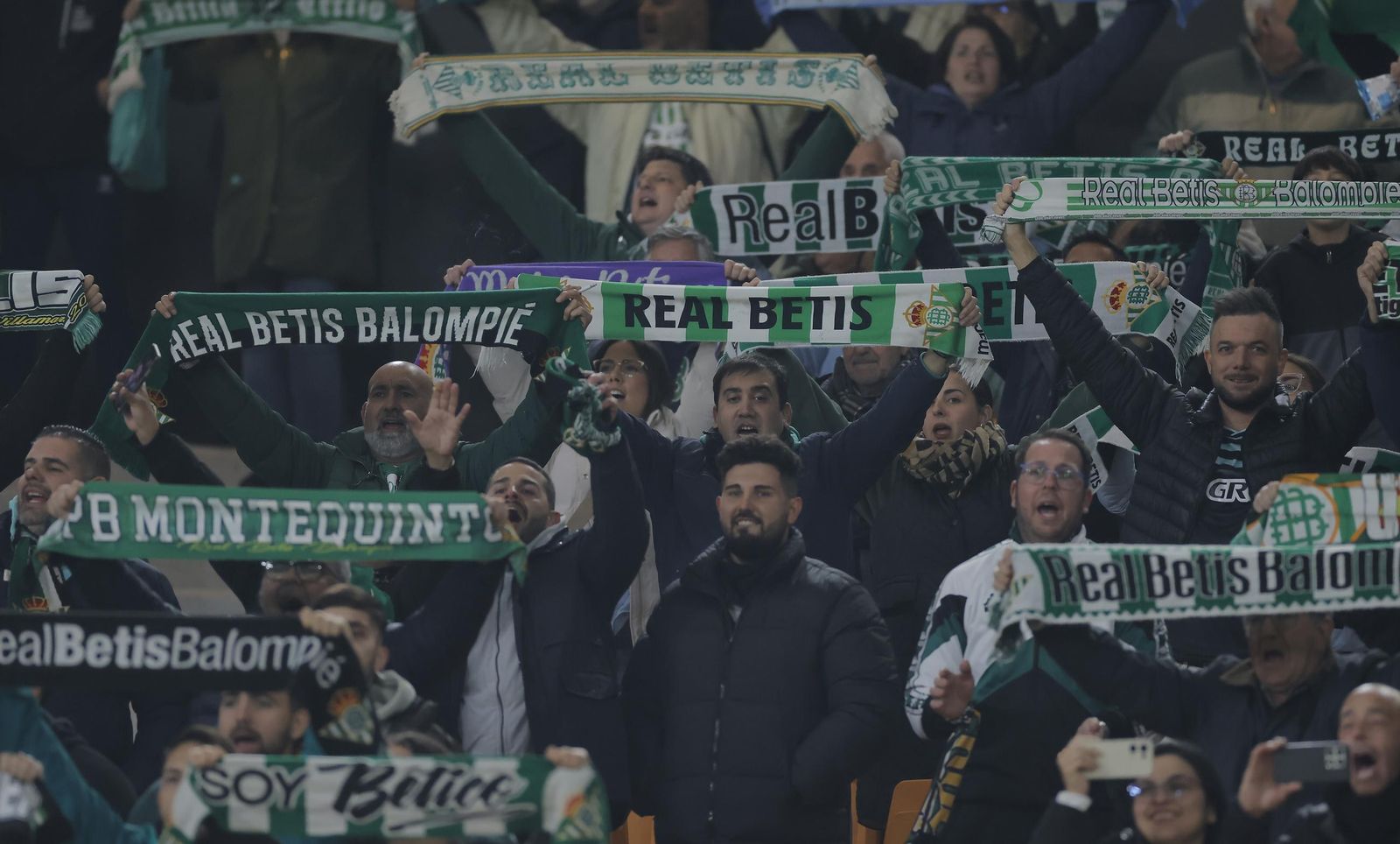 Búscate en las fotos del Betis - Utrecht