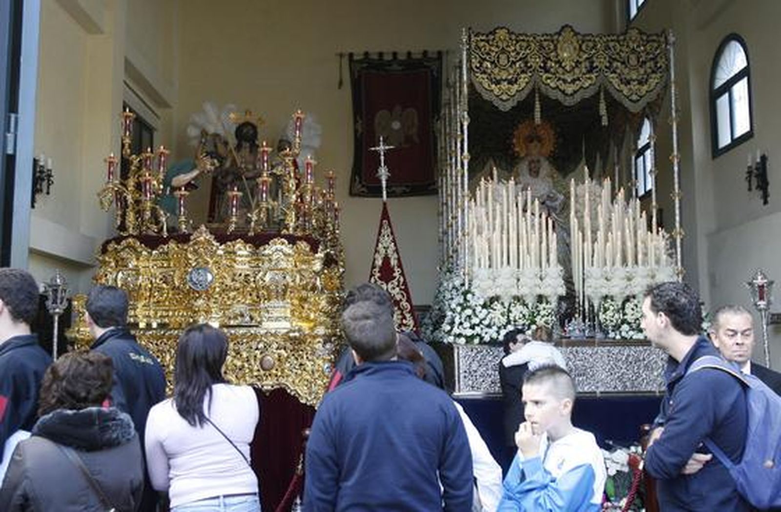 La gente se acerca para ver a los titulares de la Merced. / José Martínez