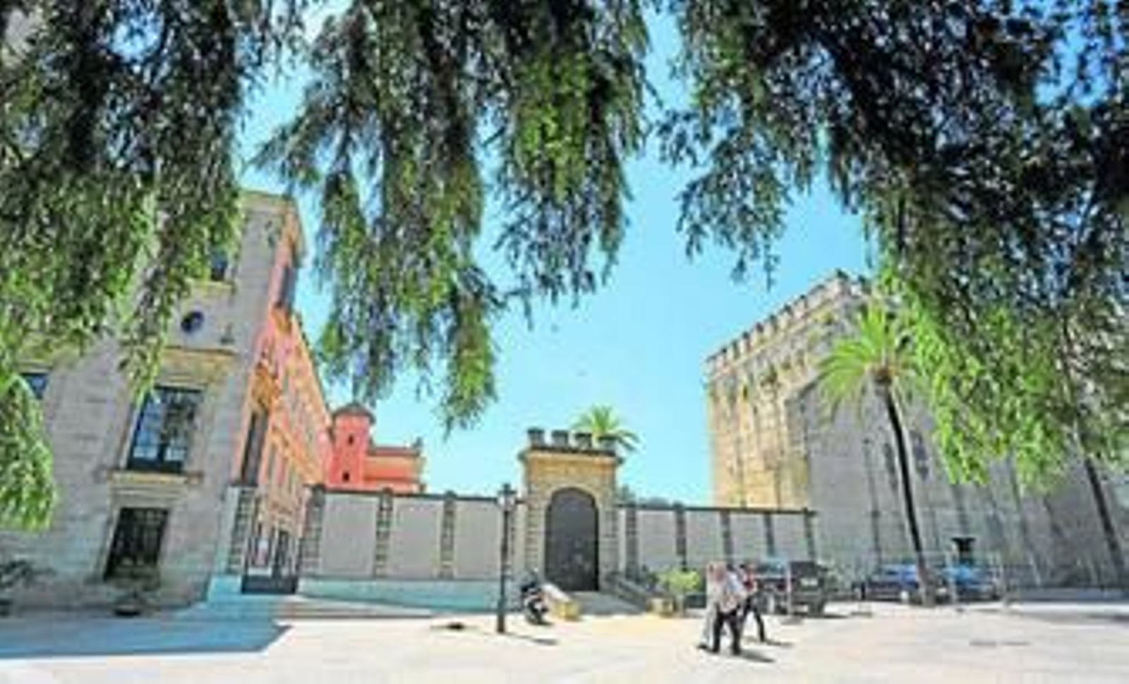 Imagen de uno de los accesos del Alcázar de Jerez.