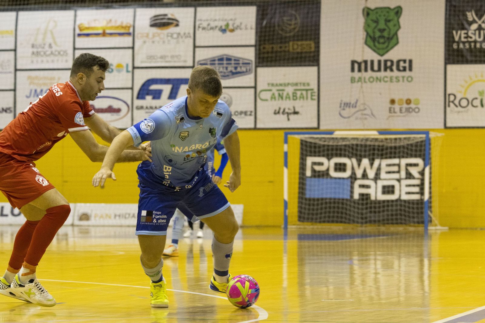 Cristian Rubio trata de avanzar con el balón ante la presión de un rival durante un partido de esta temporada.