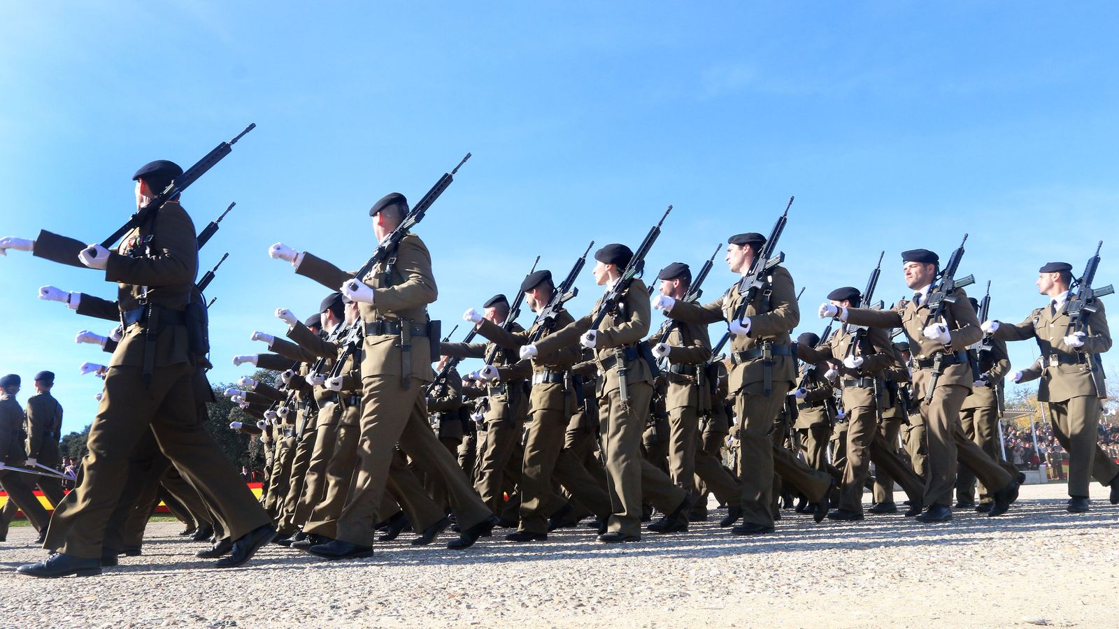 Efectivos de la Brigada desfilan durante la celebración de la Inmaculada.