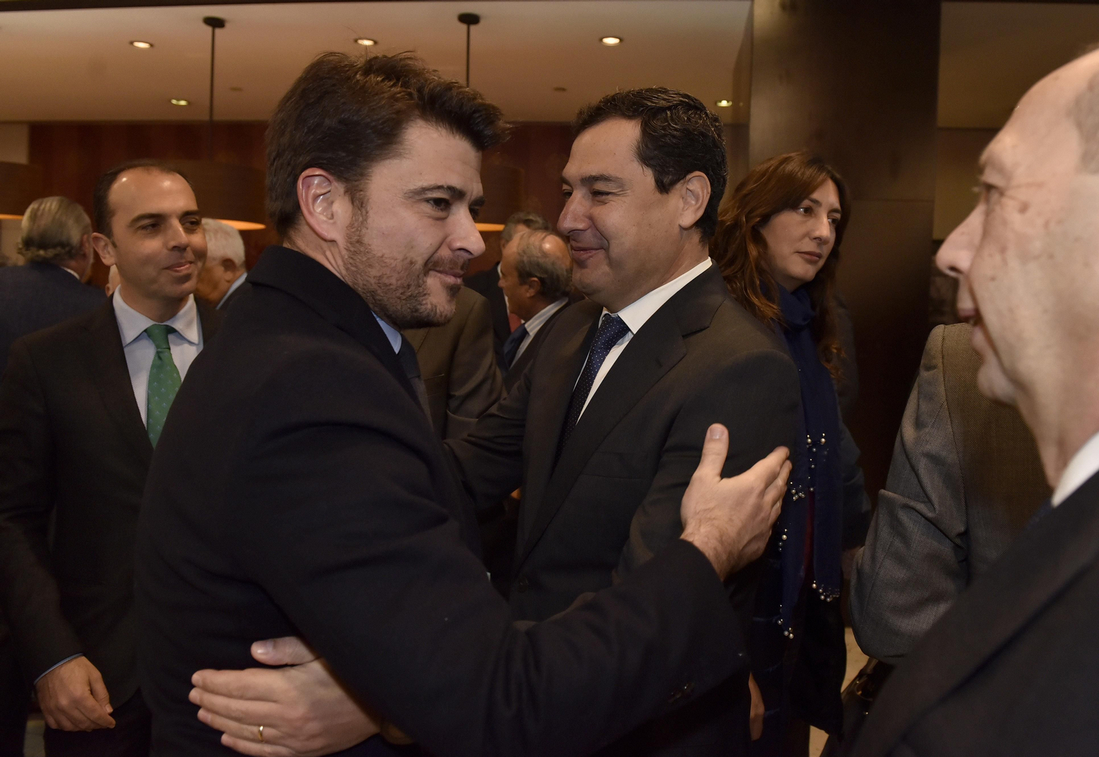 El portavoz del PP en el Ayuntamiento de Sevilla, Beltrán Pérez, con Juanma Moreno. Detrás, Javier Millán, portavoz municipal de Ciudadanos.