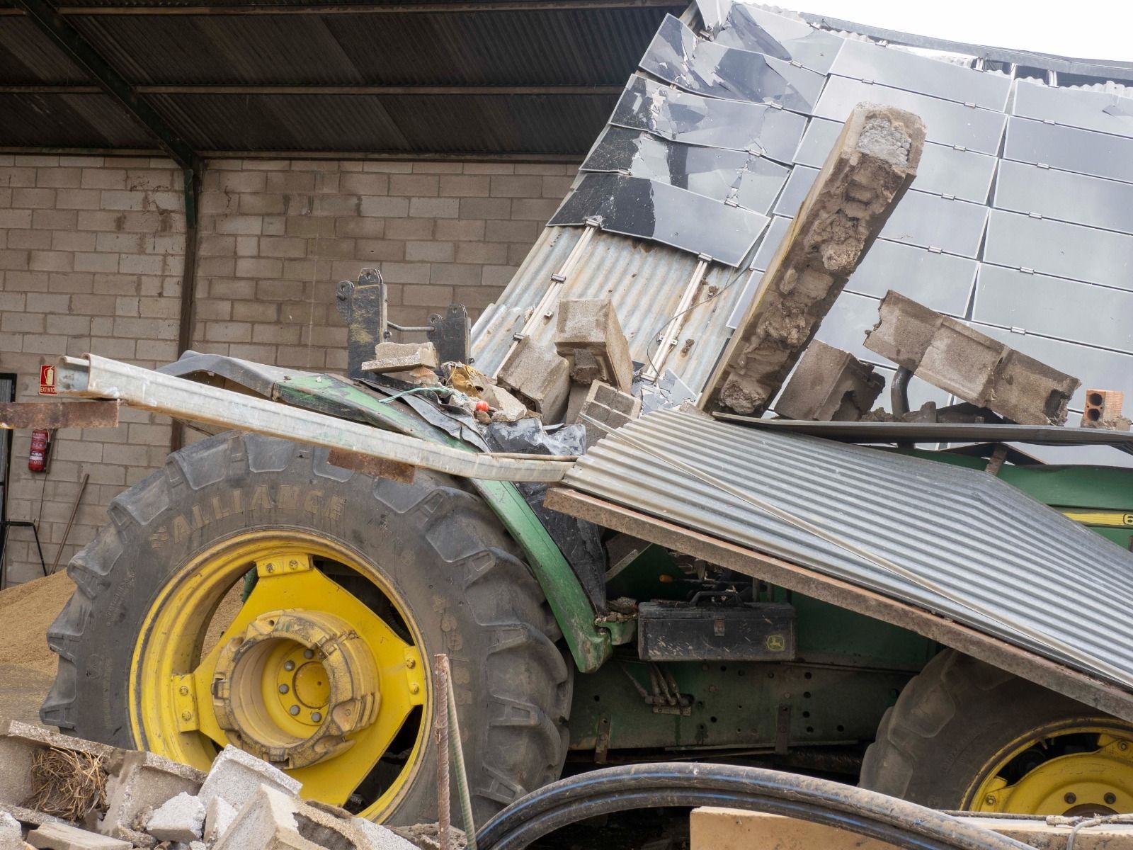 Imágenes de los destrozos provocados por un tornado en Villanueva de los Castillejos