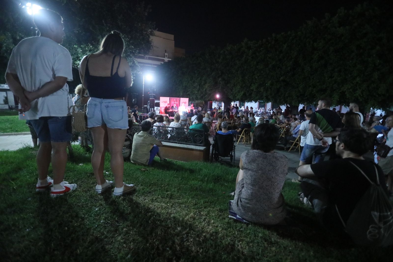 Actuación de La Isla Ciudad Flamenca en la Alameda Moreno de Guerra.