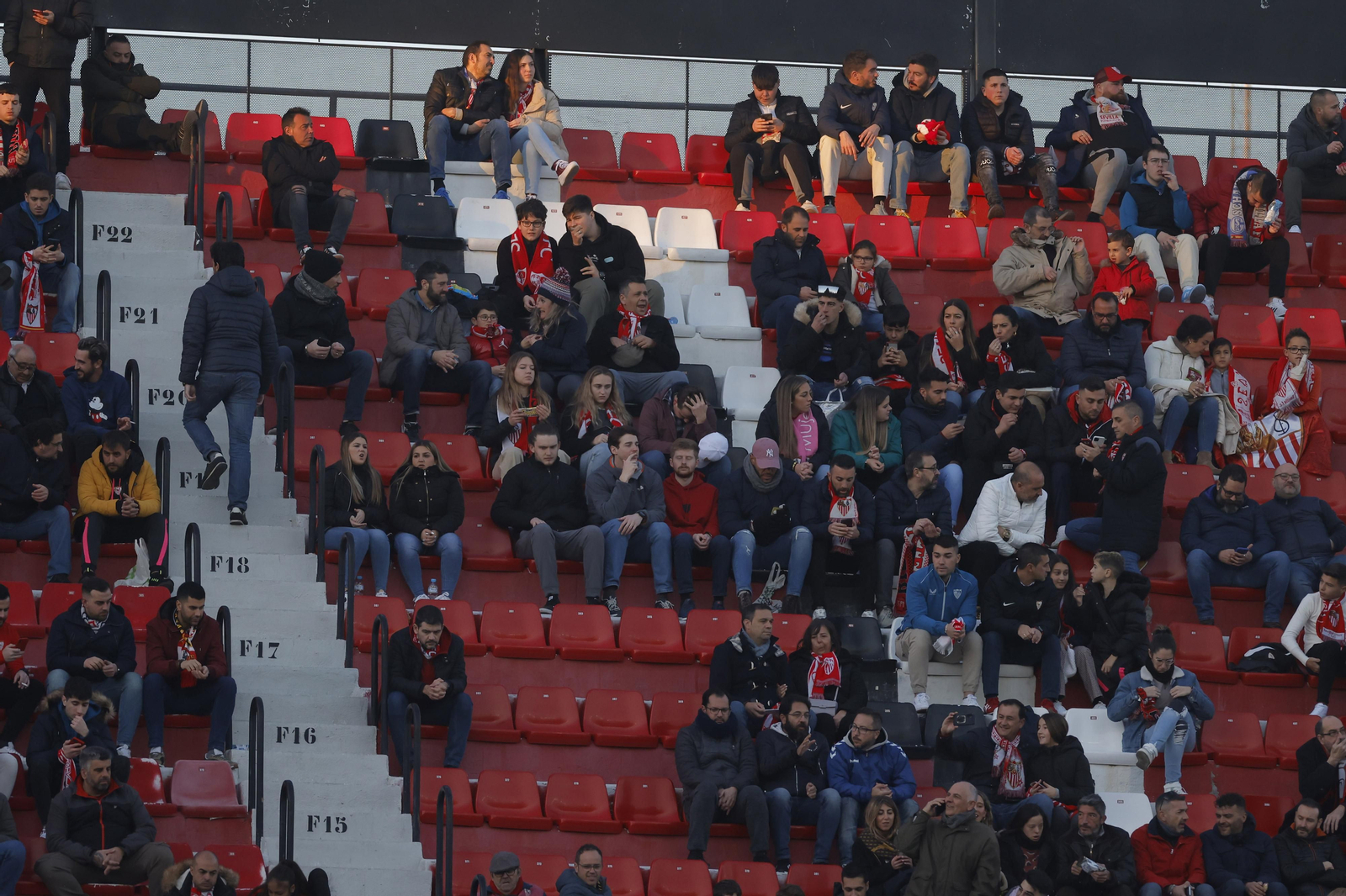 Búscate en las fotos del Sevilla-Elche