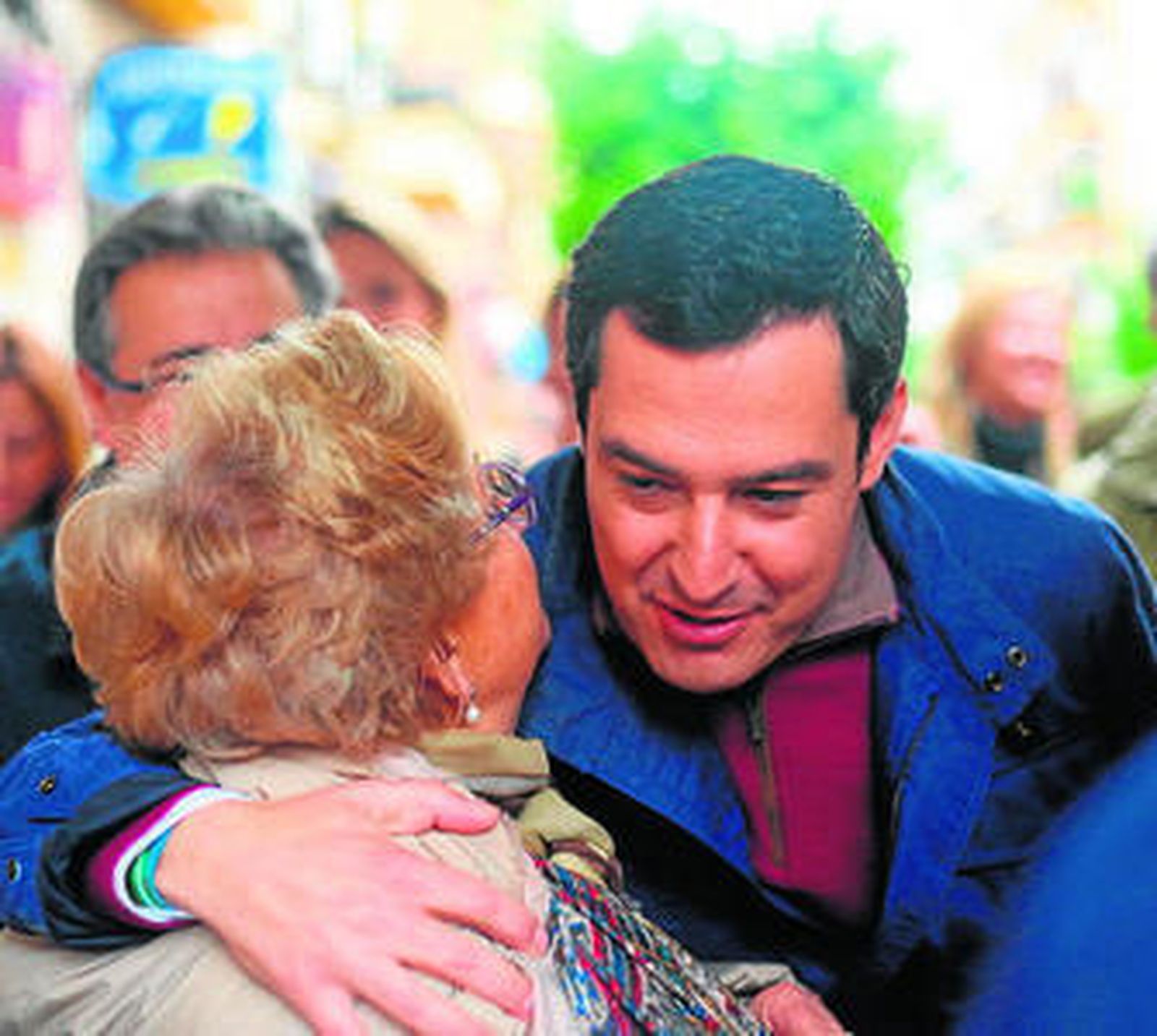 Juanma Moreno, ayer en los Remedios, en Sevilla.