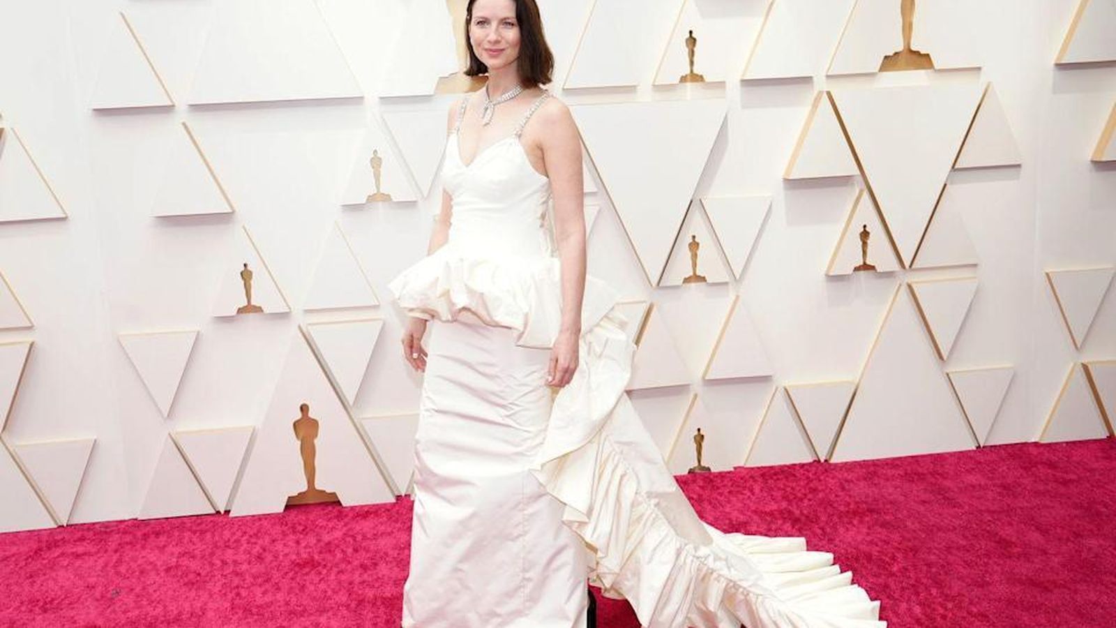 Caitriona Balfe, con un diseño blanco roto.