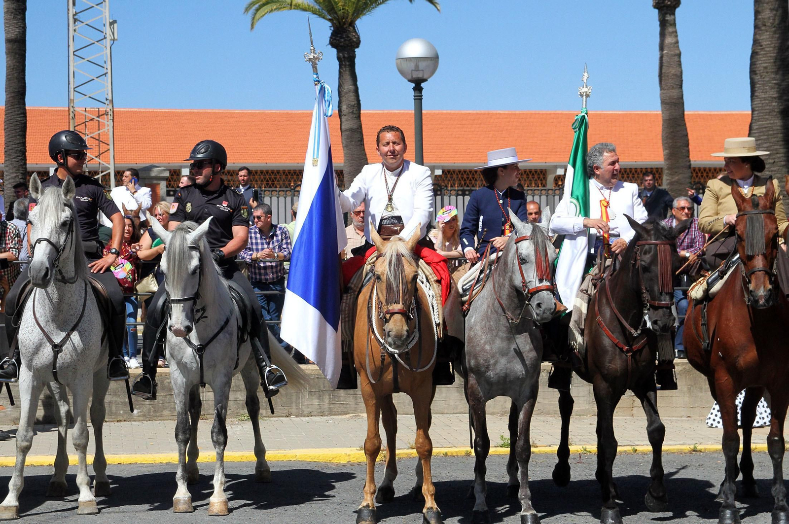 Imágenes de los caballistas, peregrinos a pie y carros de la Hdad de Emigrantes
