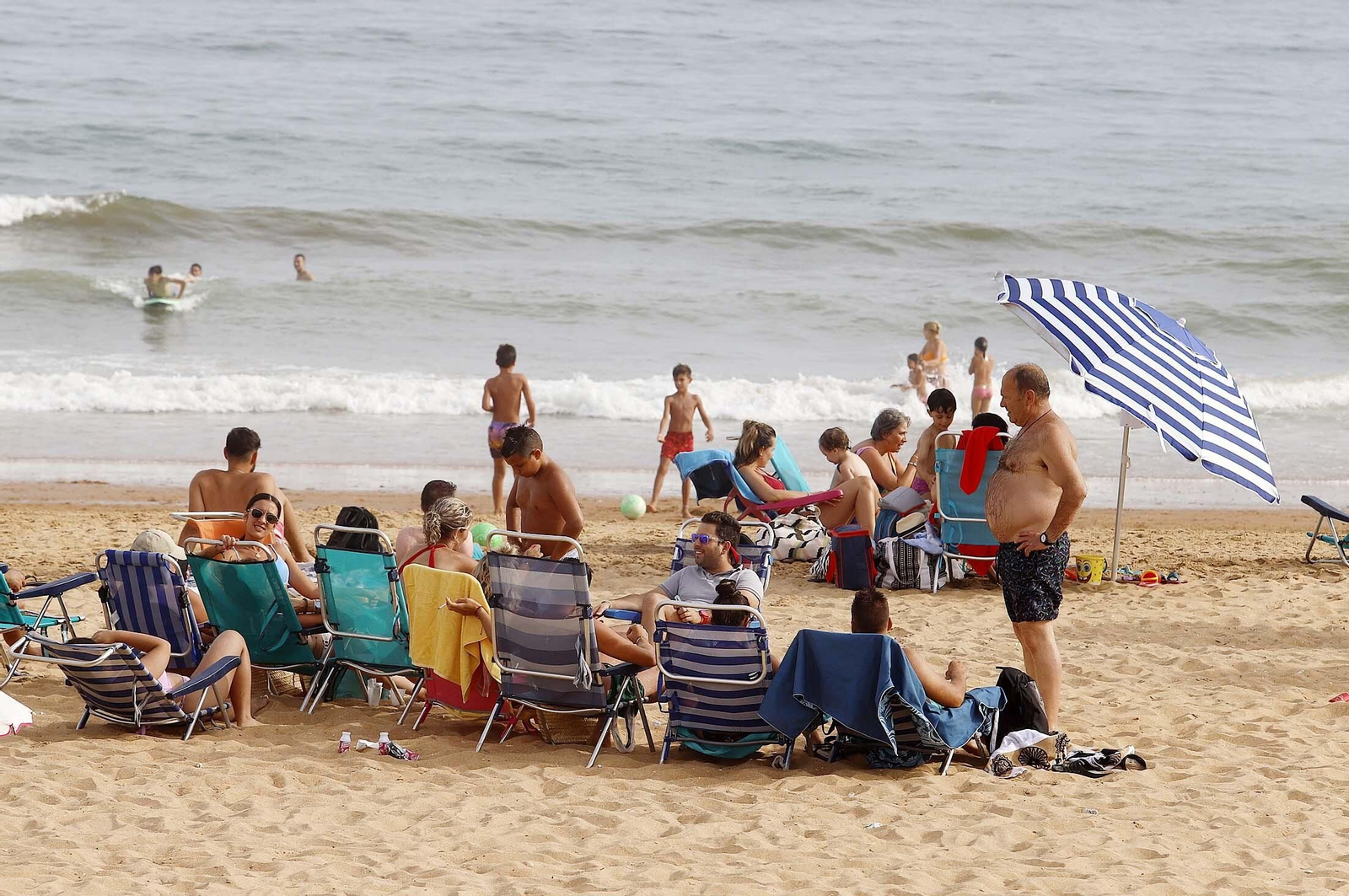 Ambiente en la playa de Mazagón en la tarde del martes, en imágenes