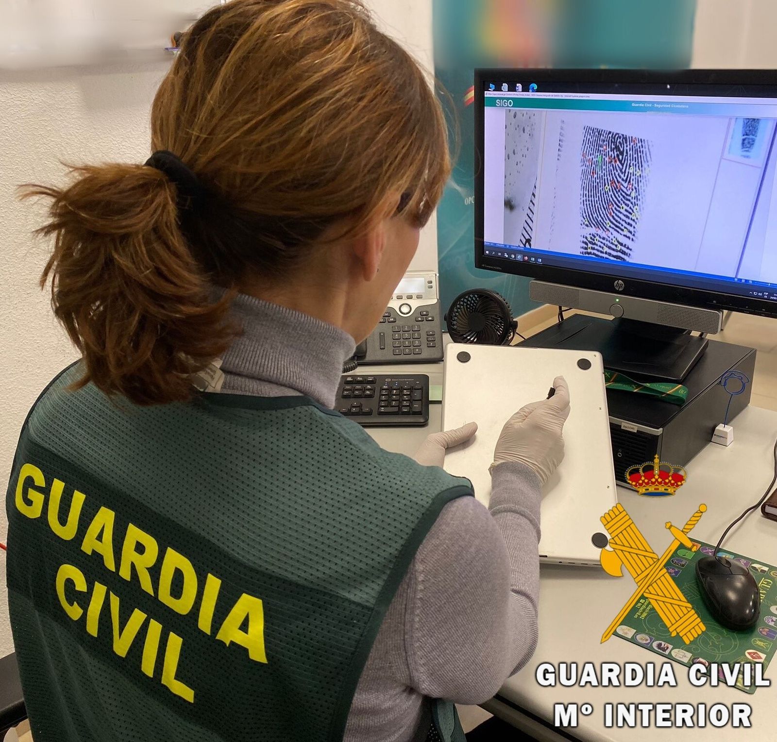 Una agente de la Guardia Civil comprueba las huellas del sospechoso.