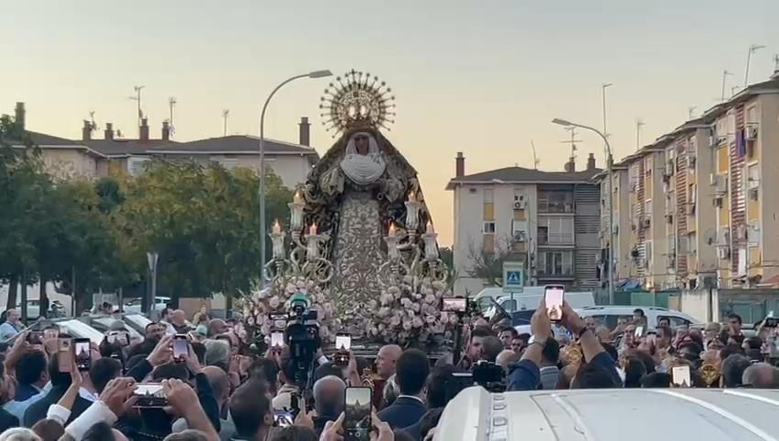 La Esperanza de Triana deja atrás el Polígono Sur