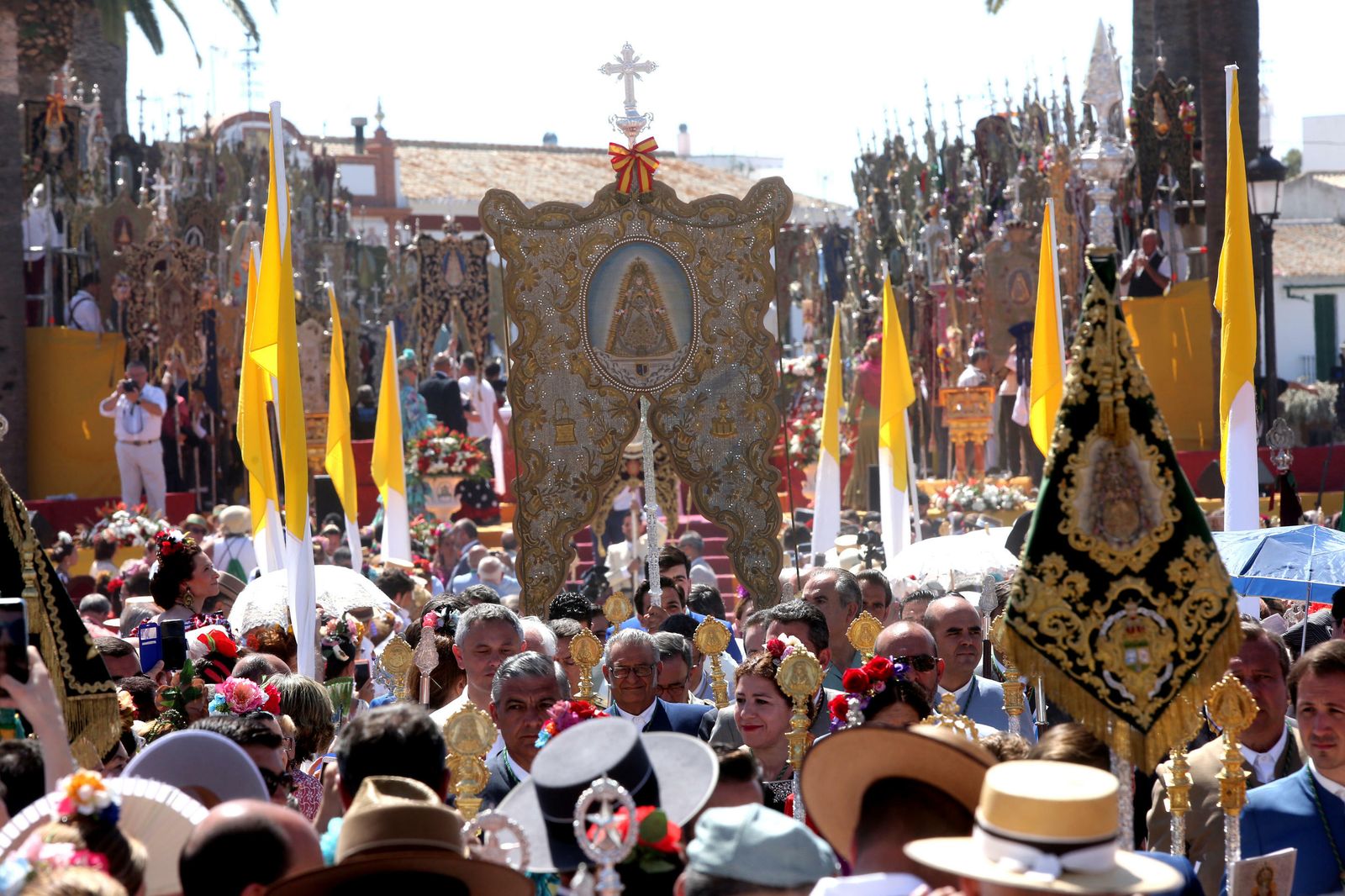 El simpecado de Almonte se dirige al santuario tras concluir el pontifical de Pentecostés.