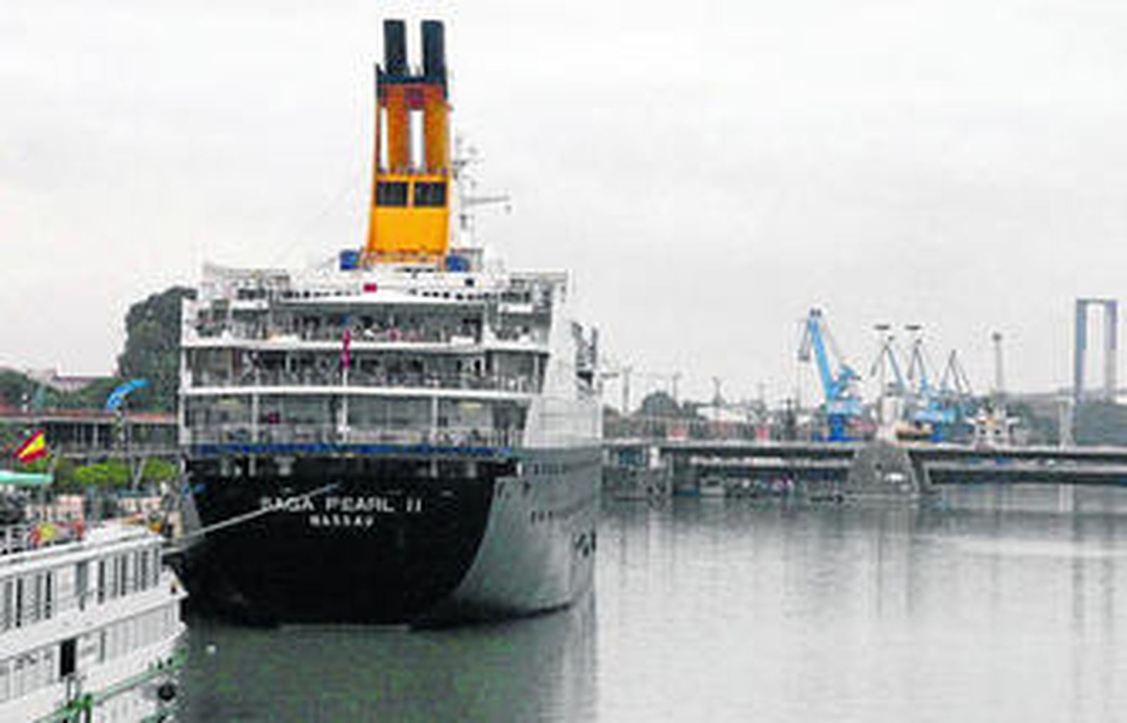 El 'Saga Pearl', en el puerto de Sevilla, después de atravesar, por primera vez, su nueva esclusa.