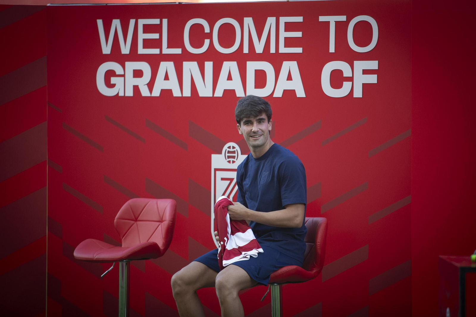 Pedro Alemañ con la camiseta del Granada CF.