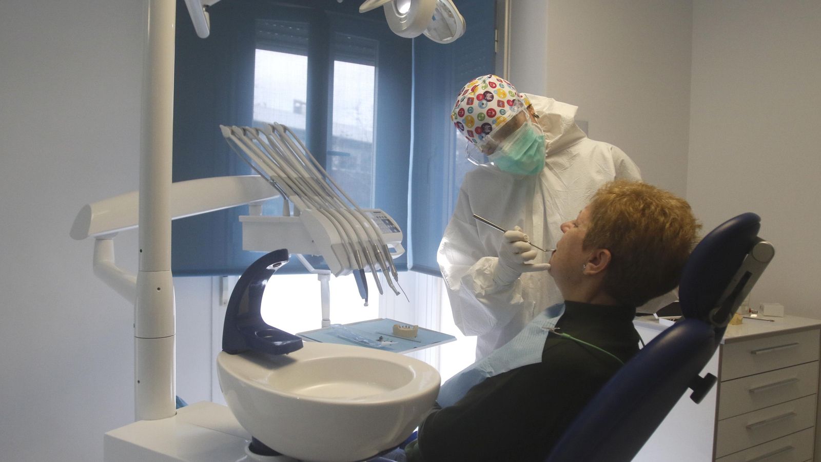 Esperanza Expósito, atiende a una paciente en la clínica dental Dr. Rafael Bustamante de Córdoba.