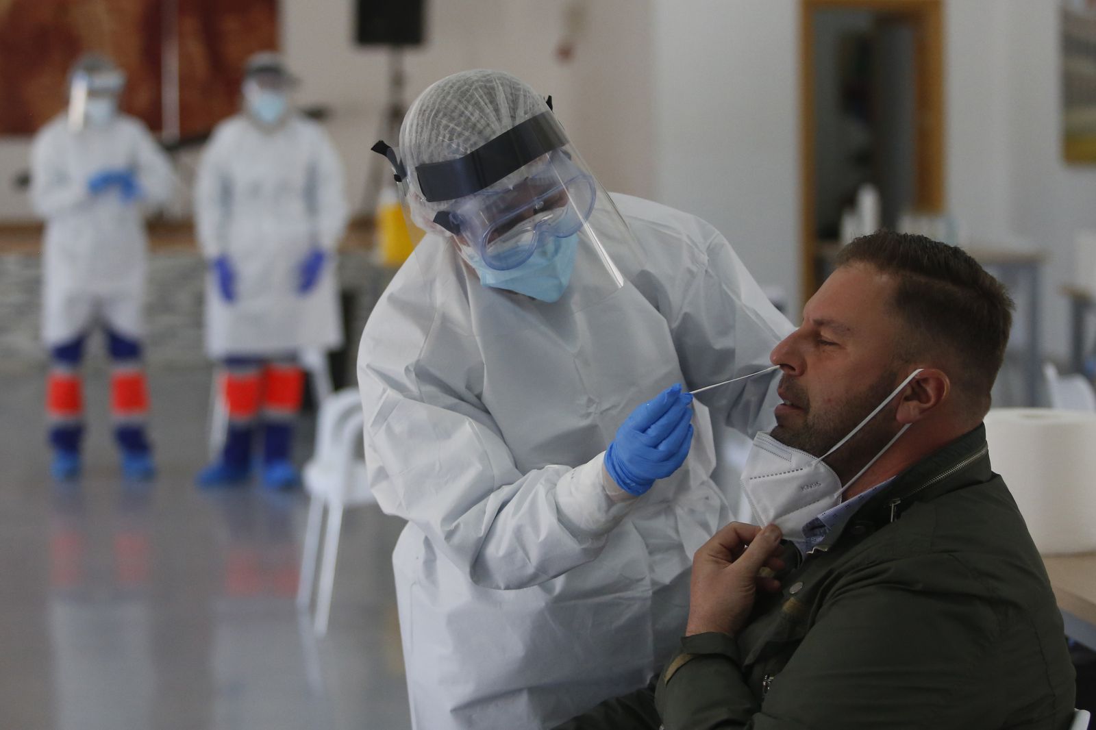 Una sanitaria toma una muestra para realizar la prueba.