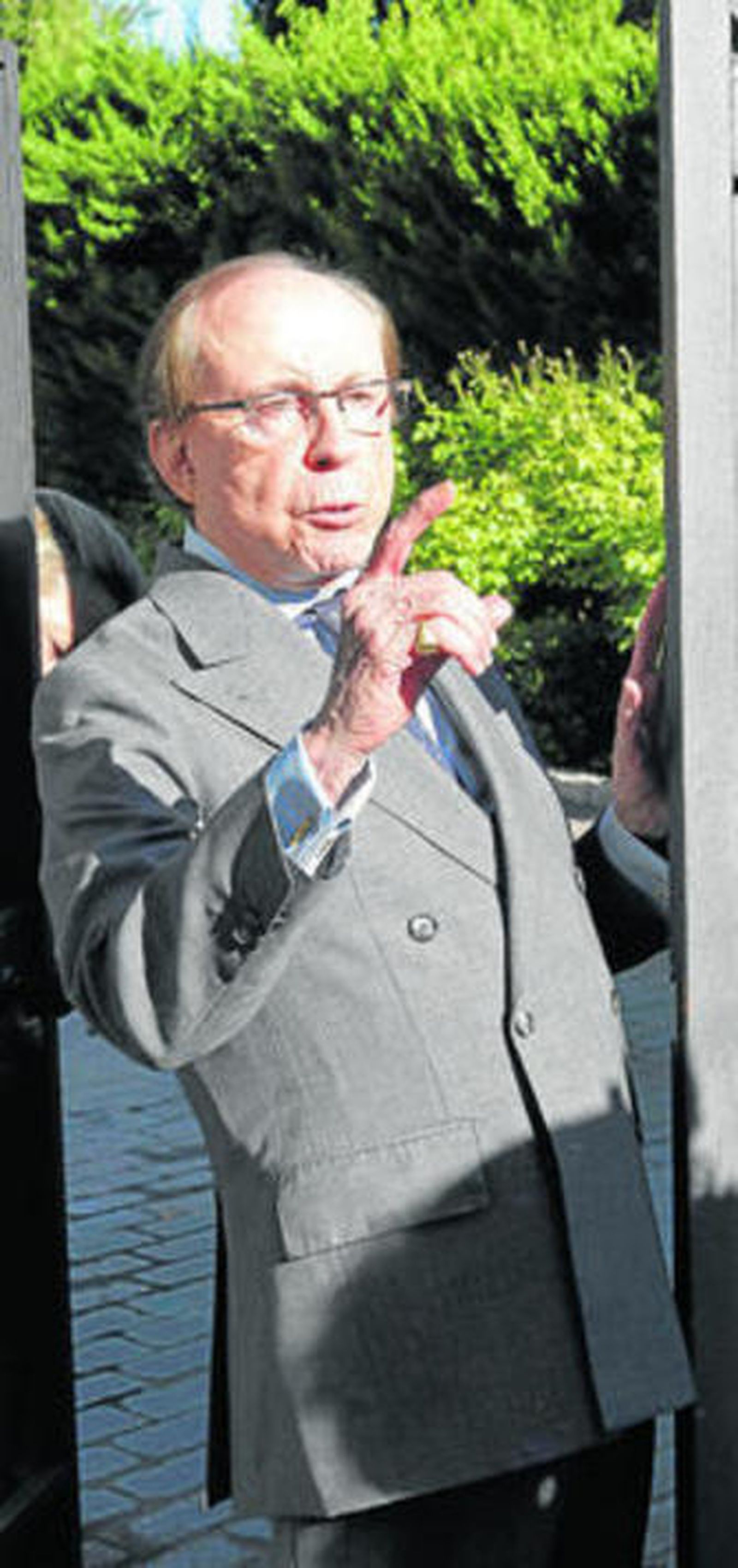 José María Ruiz-Mateos, en la entrada de su casa de Somosaguas.