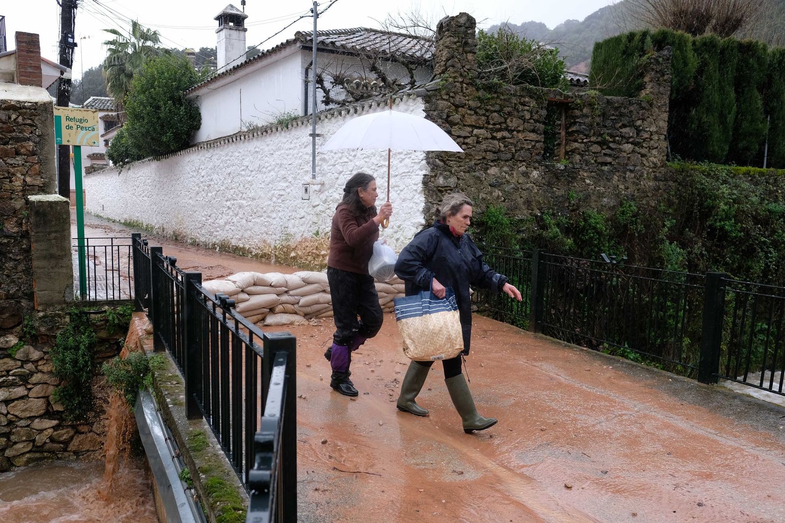 Vecinas abandonando sus viviendas tras recoger medicamentos