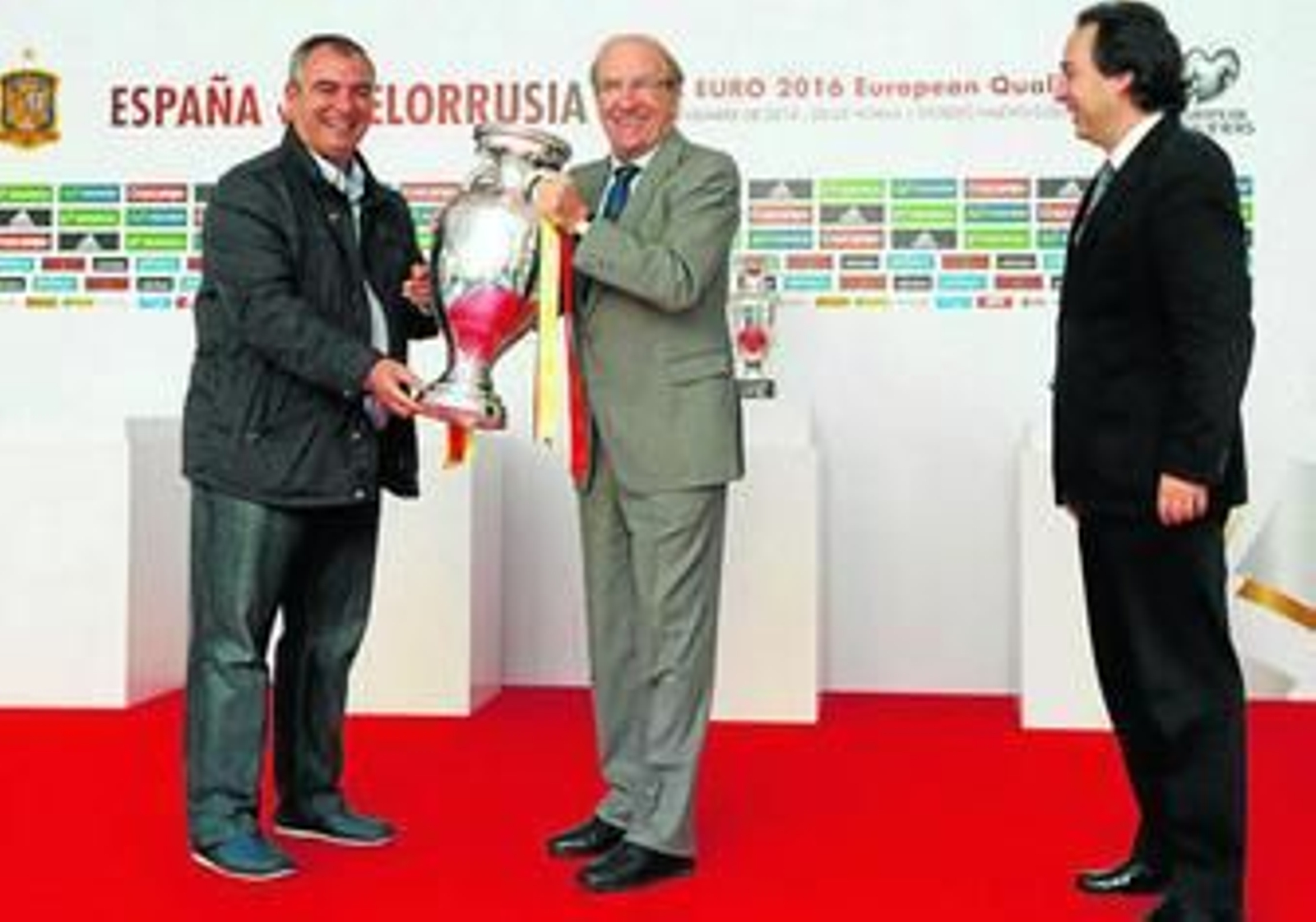 El alcalde, Pedro Rodríguez, recoge uno de los trofeos europeos ganados por España de manos de José Antonio Fernández, delegado de la Federación Andaluza.