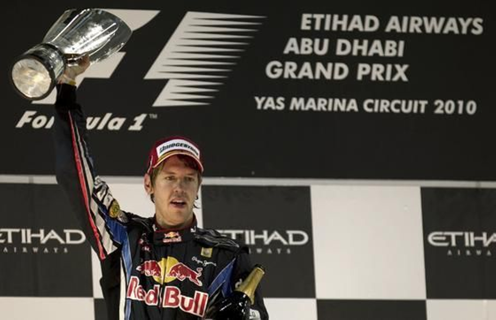 Sebastian Vettel celebra en Abu Dhabi su título mundial.

Foto: Reuters