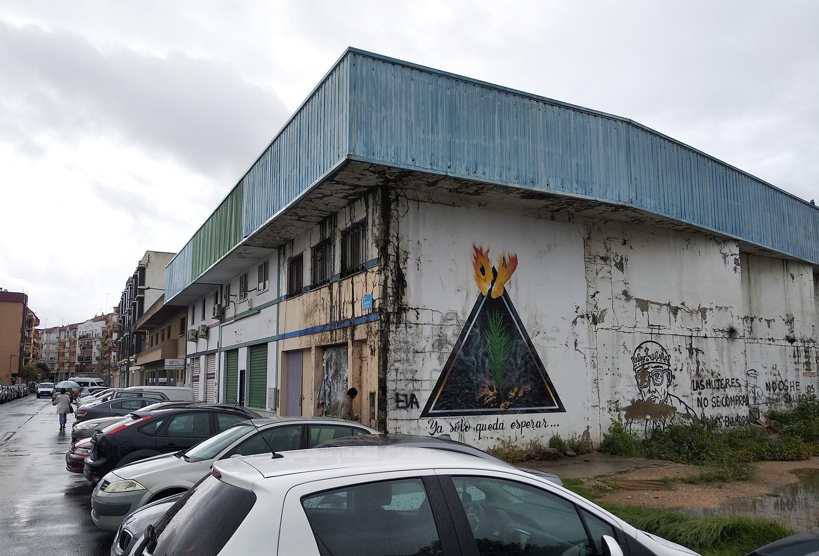 Imágenes de suciedad y okupas en la calle Santiago Apóstol