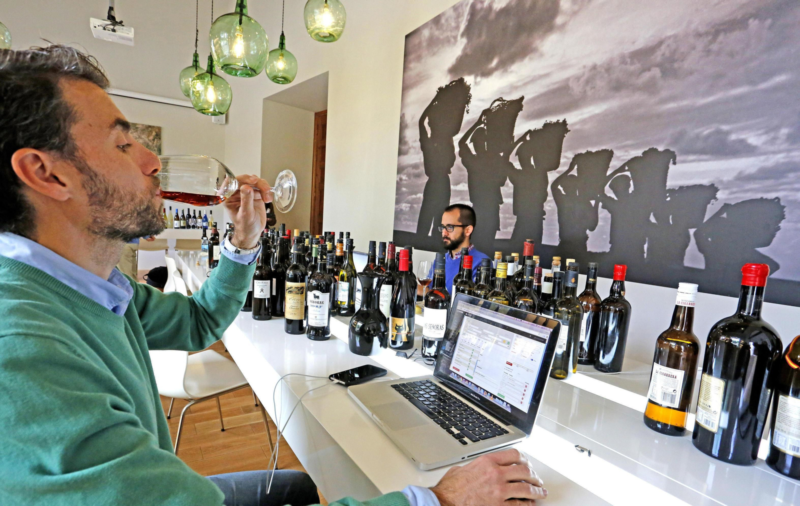 El director de la Guía Peñín (izqda.) junto a otro miembro de su equipo, ayer en plena cata de los vinos de Jerez en el Consejo Regulador.